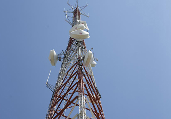 Montagem de torres de telecomunicação